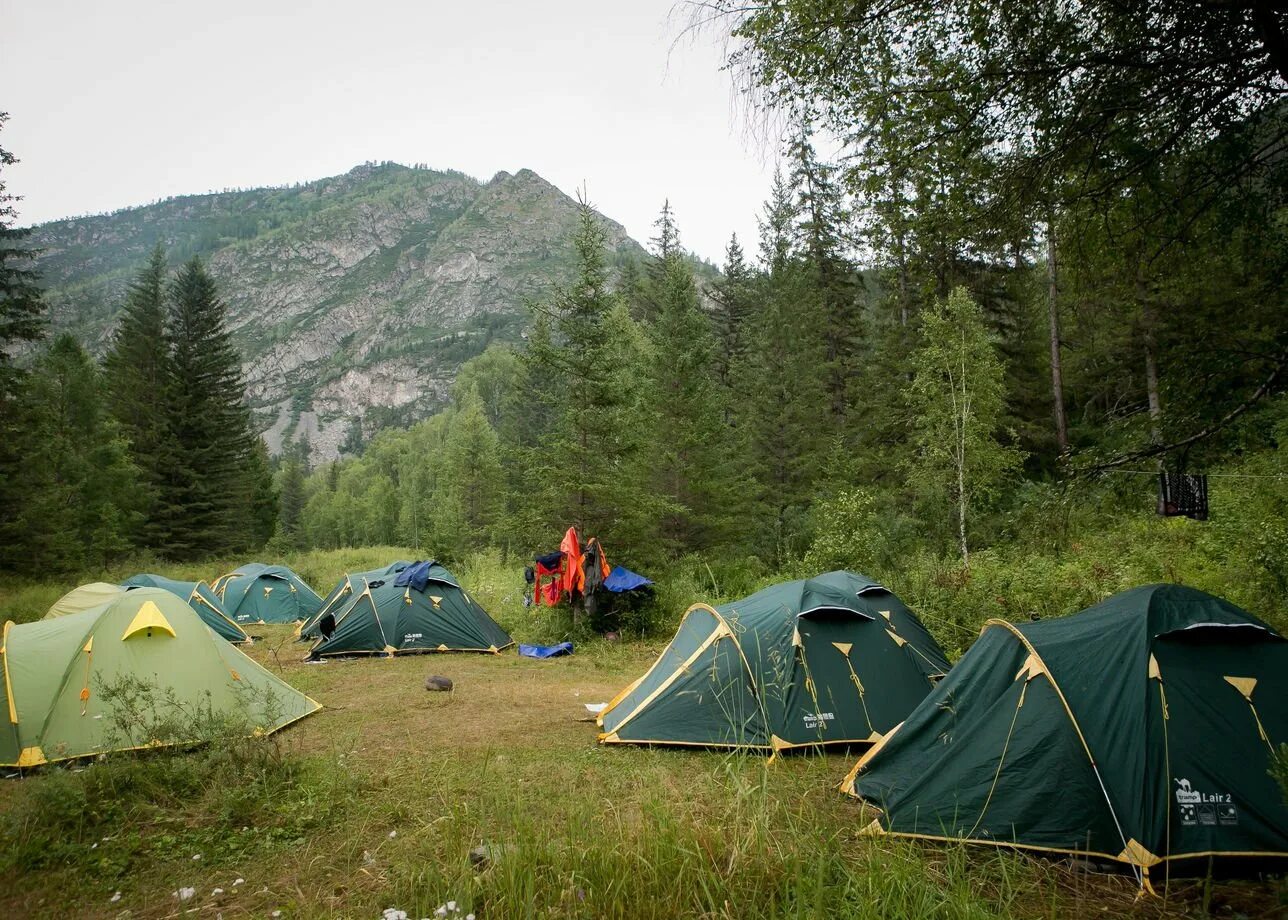 палаточный кемпинг горный алтай. горный алтай палатки. палатка катунь 3. палатка катунь 4. палаточный лагерь алтай.