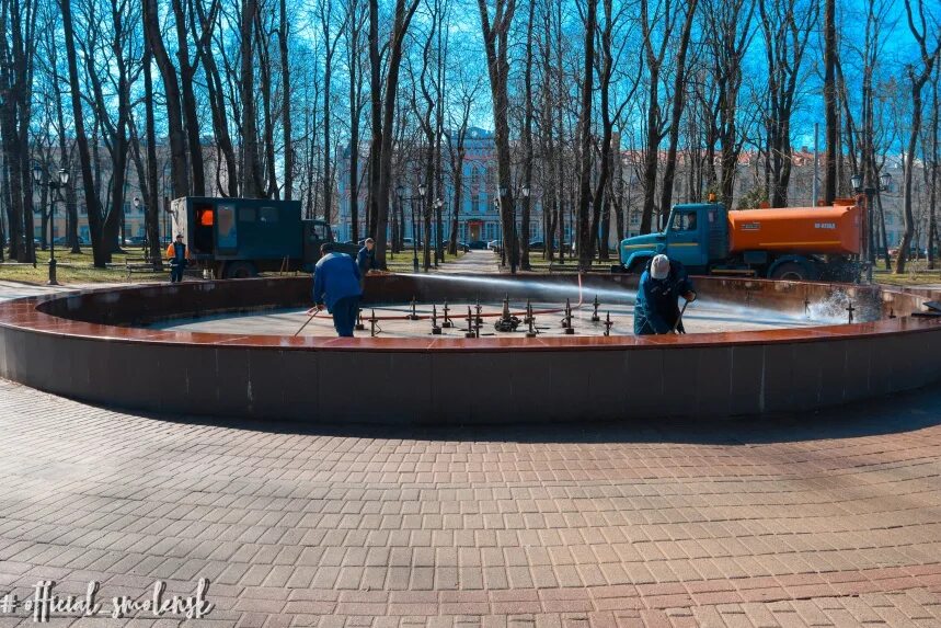 Фонтаны смоленска. Фонтан фрунзе смоленск. Фонтан колхозная смоленск. Фонтан в парке смоленск. Вязьма фонтан.