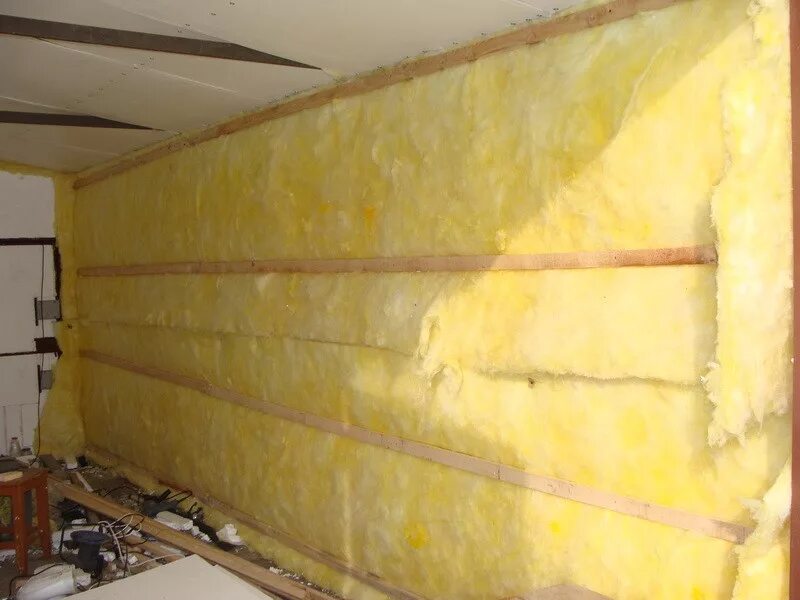 Утеплитель для гаража. Утеплитель стекловата пенопласт. Металлический гараж обшитый внутри. Теплоизоляция железного гаража. Утеплитель для стен внутри гаража.