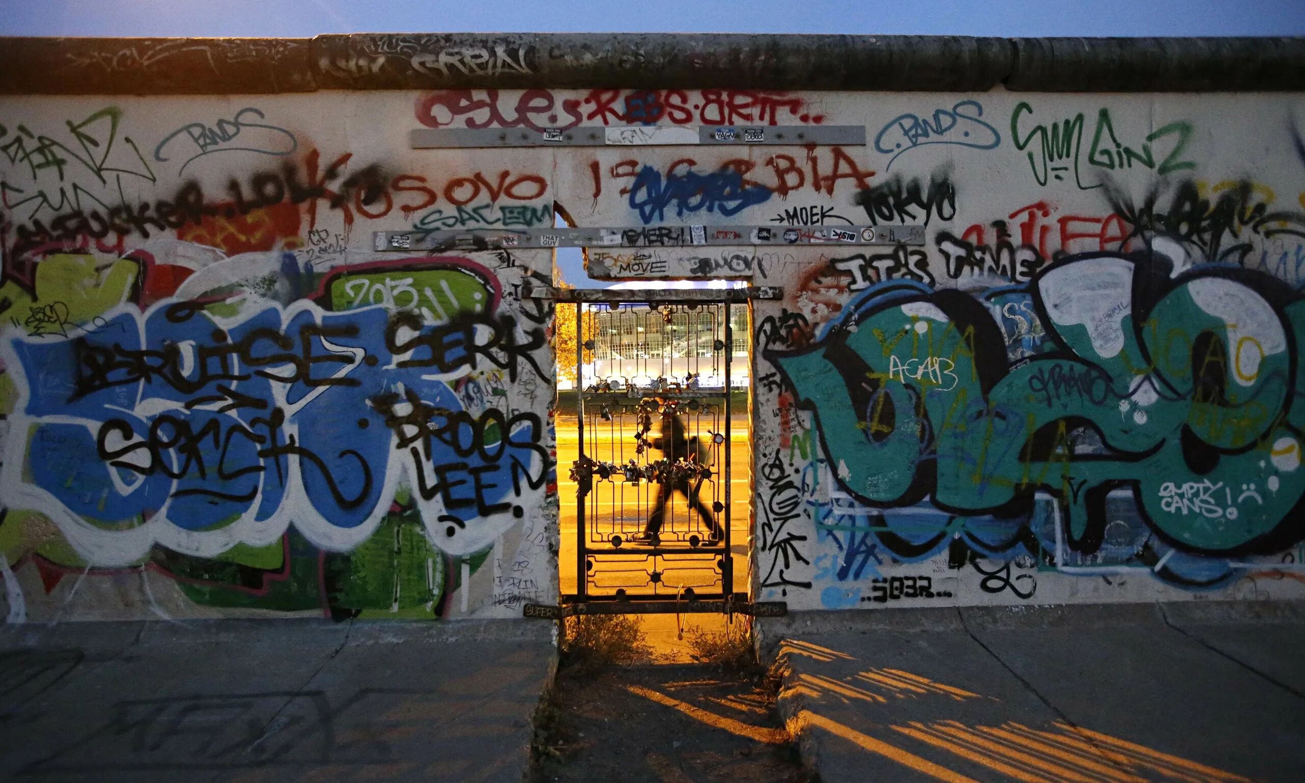 Walls ways. Берлинская стена граффити. Берлинская стена галерея. East Side Gallery в Берлине. Граффити обложка.