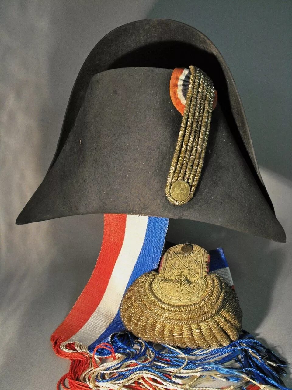 Шляпа войны. Офицерская шляпа 1812. Треуголка 1812. Шапка солдата 1812. Двууголка Наполеона.