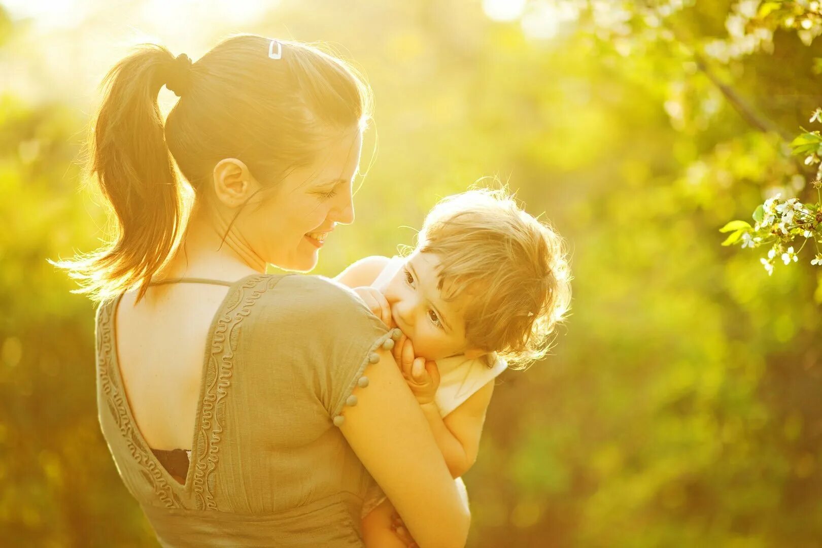 Картинка мама. Мать с ребенком. Красивые картинки для мамы. Мама с ребёнком на руках. Красивая мама с ребенком.
