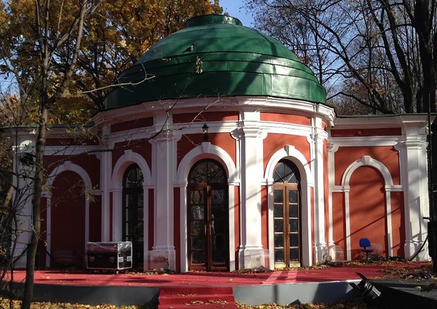 Нескучный сад москва охотничий домик домик ведущего. Охотничий домик усадьбы трубецких в нескучном саду. Нескучный сад в москве охотничий домик. Павильон «охотничий домик» в нескучном саду. Охотничий домик в нескучном саду.