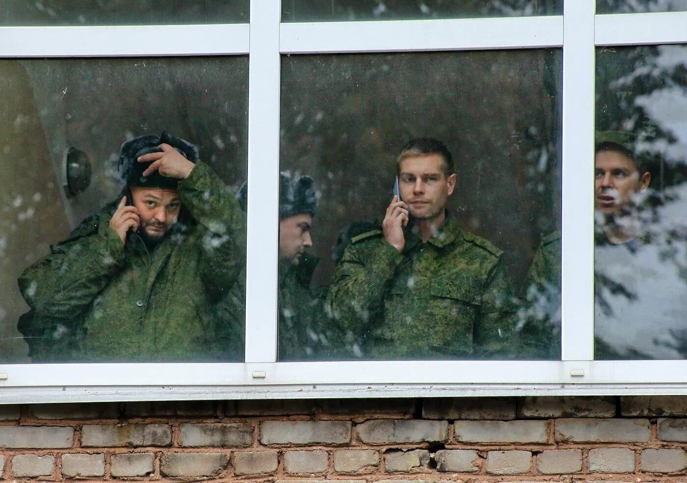 Мобилизованному грозит. Гуманитарные войска. Коммерсант в армии. Российская армия фото. Дом мигранта.