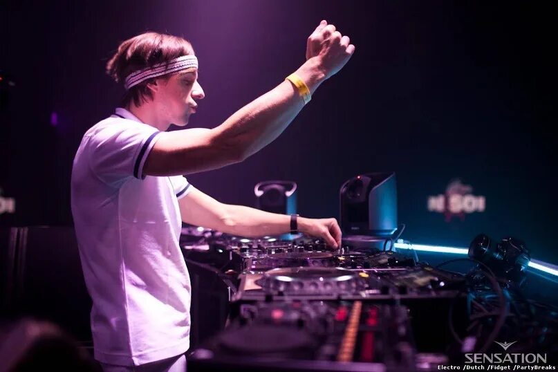 Dj new mp3. Dj new mp3. Картина диджей. Фотоагентство nova томск. Диджей в наушниках.
