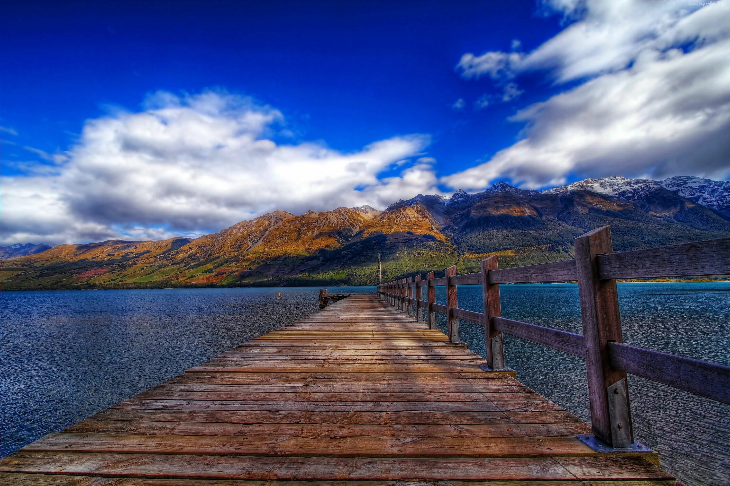 Новая Зеландия Glenorchy. Озеро с мостом. Причал на озере. Причал в горах.