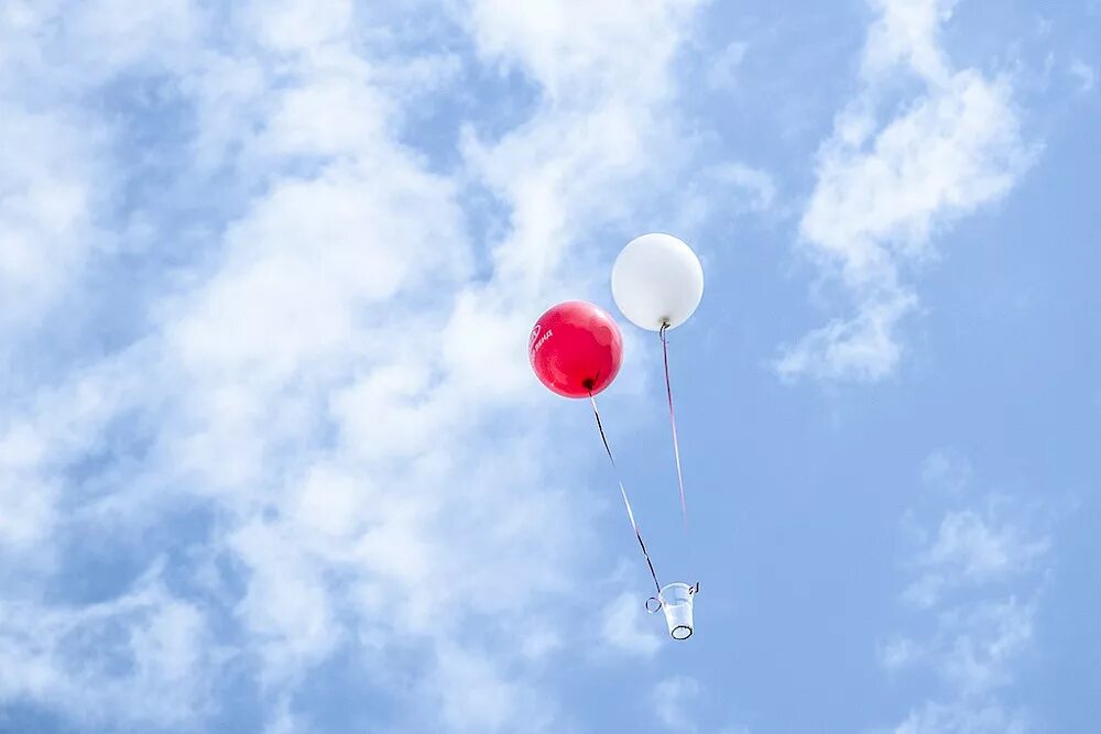 Flying balloon. Улетающий воздушный шар. Воздушный шарик улетает. Шарик улетел. Шарики в небе.