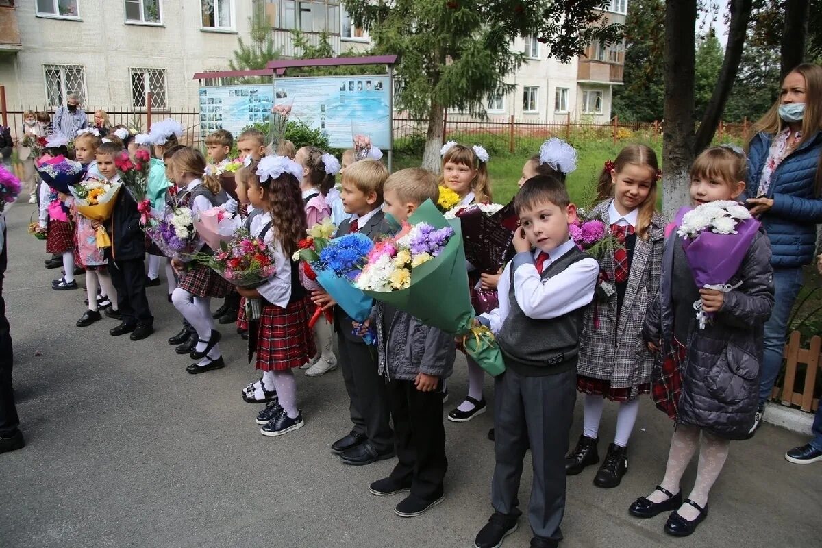 Школа 10 линейка. Линейка в школе. 1 Сентября линейка в школе. Первое сентября линейка в школе первоклашки. 1 Сентября 2021 линейка.