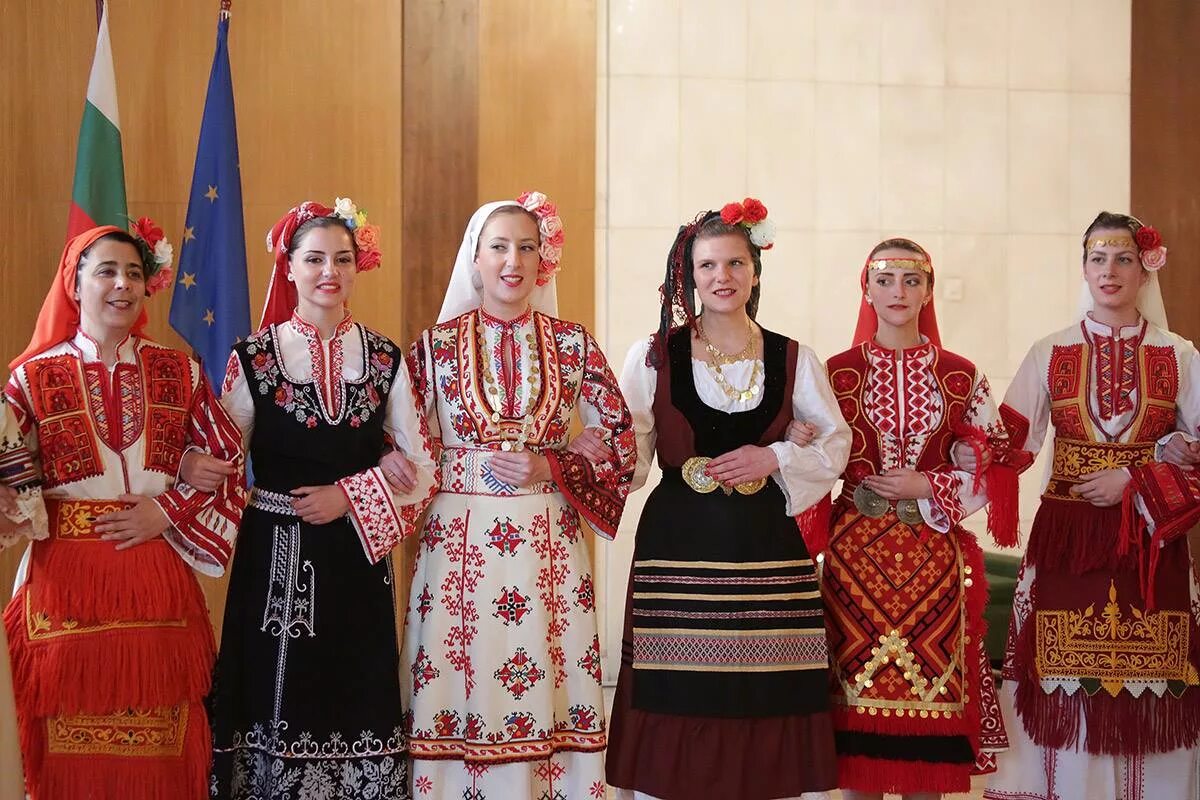 болгарский фольклор. народный костюм болгарии. болгары в приднестровье. народные песни болгарии. болгарские народные песни.