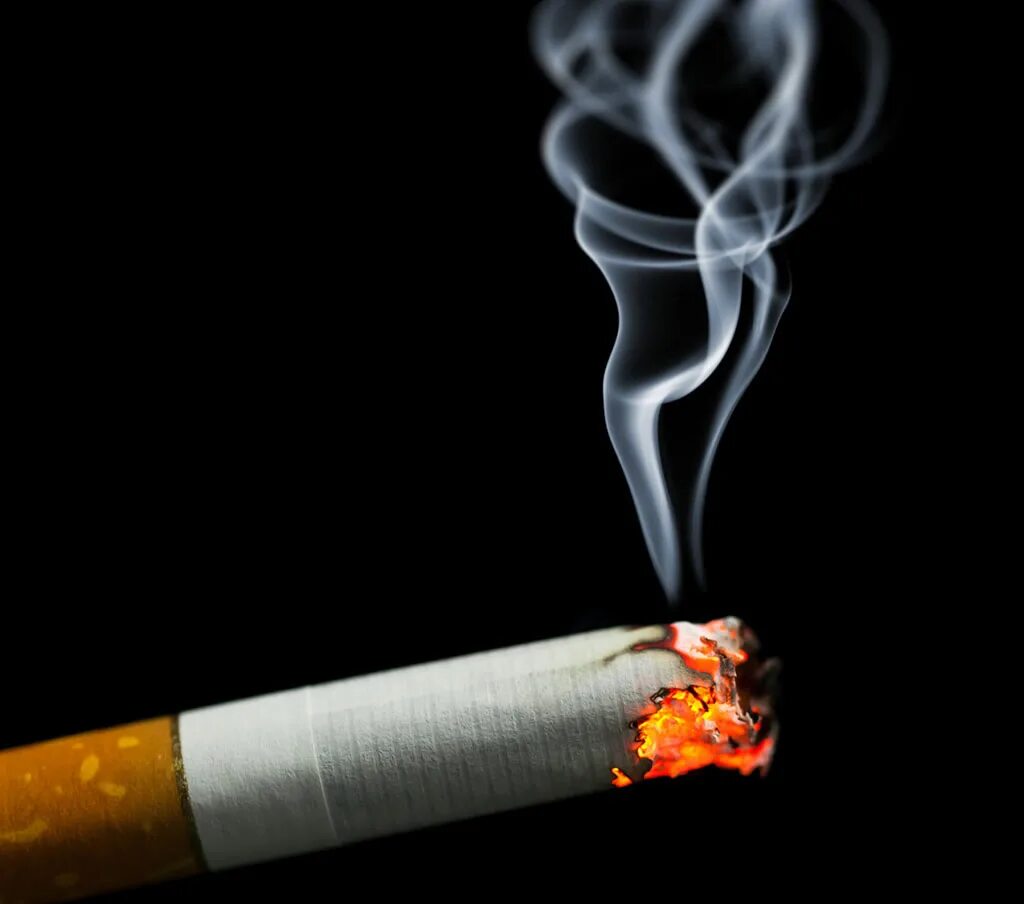 Горящая сигарета. Пламя с сигаретой. Горящая сигара.