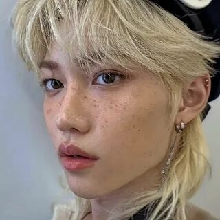 Какого цвета глаза феликса из stray kids