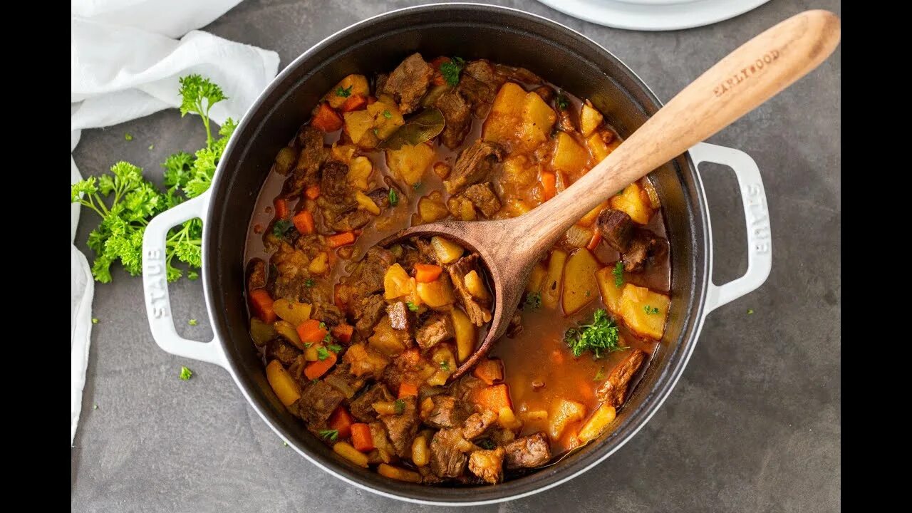 Тушеное мясо с картошкой как называется блюдо. Тушёная картошка с мясом. тушоная картошка смясом. говядина с картошкой.