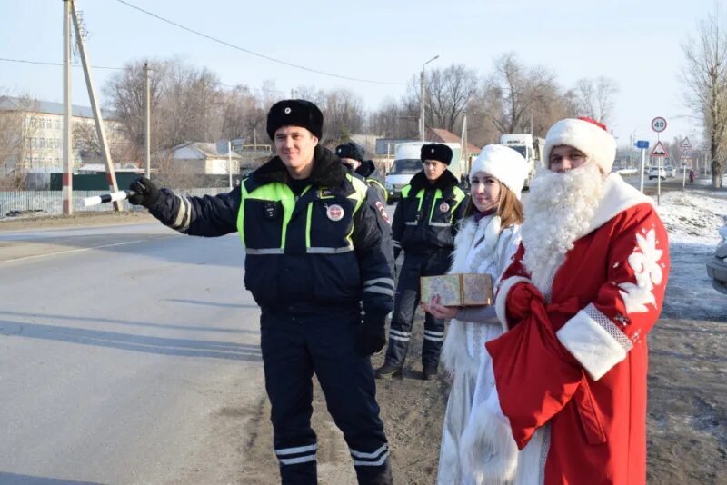 Гаи новый год. Поздравление с новым годом гаишника. Поздравить дпс с новым годом. Новогодние развлечения. С новым годом сотрудниковгибд.