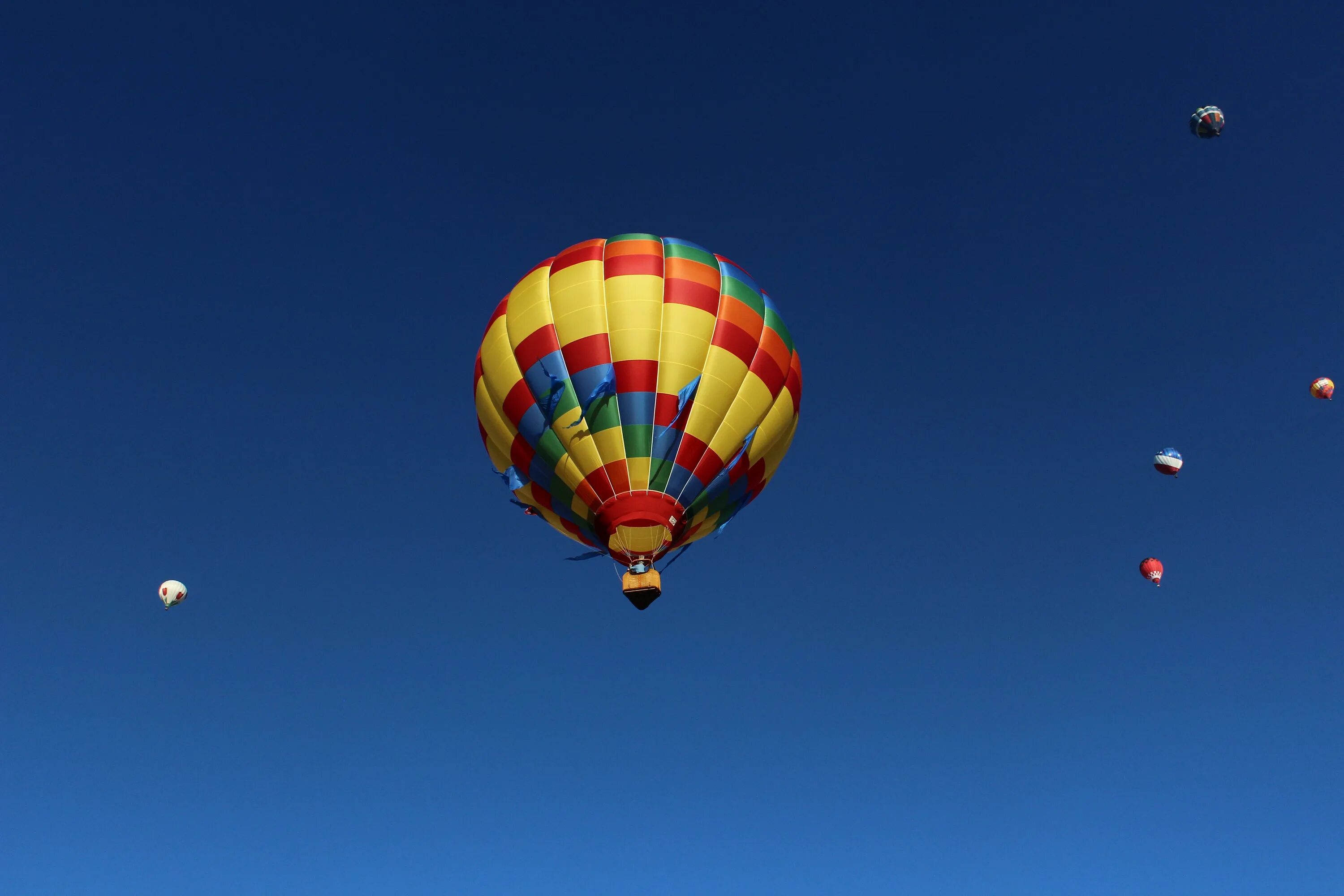Сон летающий шар. Воздушный шар. Воздушный шар в небе. Воздушные шары в небе. Воздушные шары полет.
