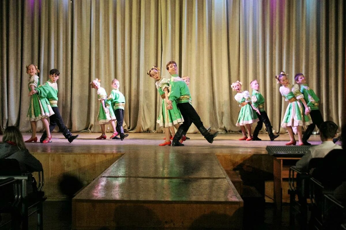 хорогдо танец. дворец пионеров и школьников курск конкурсы. конкурс юных модельеров. дворец пионеров. оц монолит.