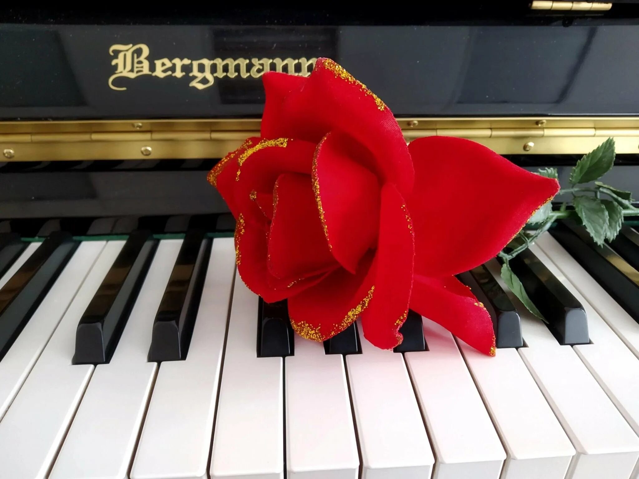 Рояль с цветами. День фортепиано. День пианиста. С днем рождения фортепиано.