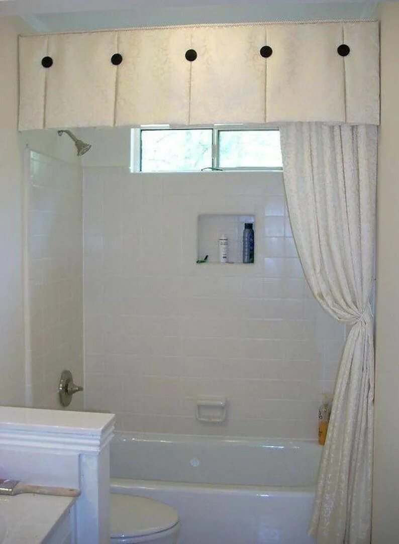 Повесить шторку в ванну. Шторы в ванную на окно. Штора для ванной комнаты. Шторка в ванную комнату под потолок. Штора в ванну с потолка.
