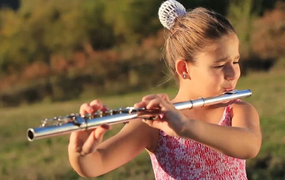 Playing flute. Люди играющие на музыкальных инструментах. Флейта музыкальный инструмент. Флейта для детей. Детские музыкальные инструменты Свирель.