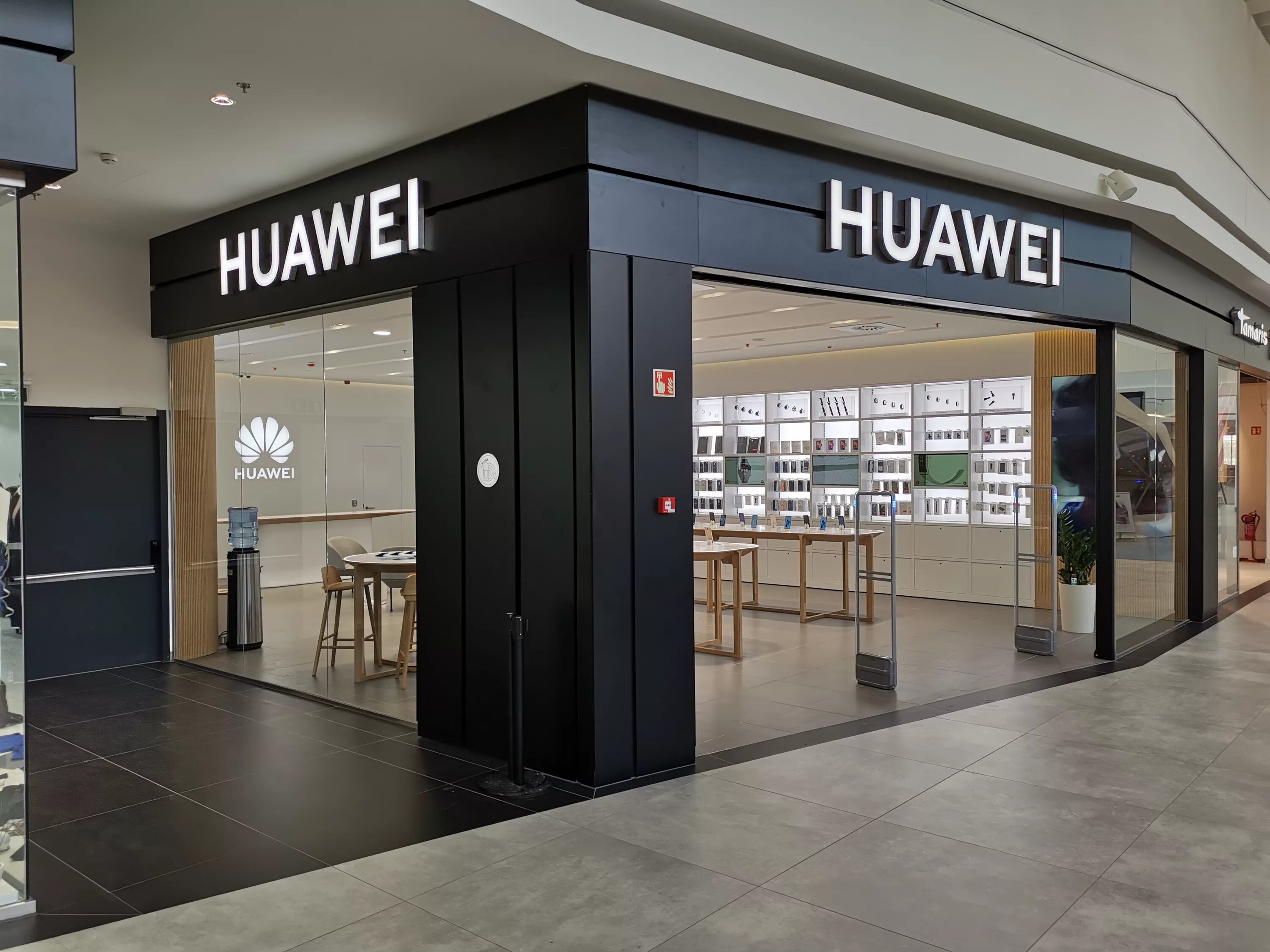 Хуавей store. Магазин Хуавей. Хуавей магазин в Москве. Фирменный магазин Huawei. Вывеска Хуавей.