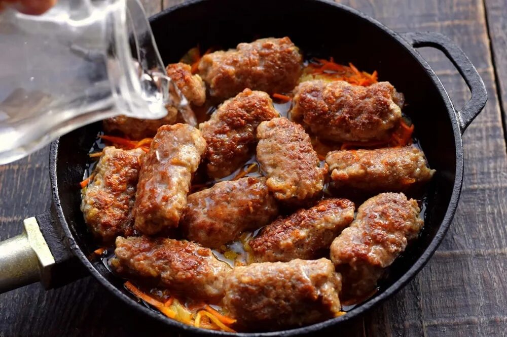 Как пожарить мягкое мясо на сковороде. Жареное мясо на сковородке. жареные на сковороде. мясные колбаски жареные. вкусное жареное мясо на сковороде.