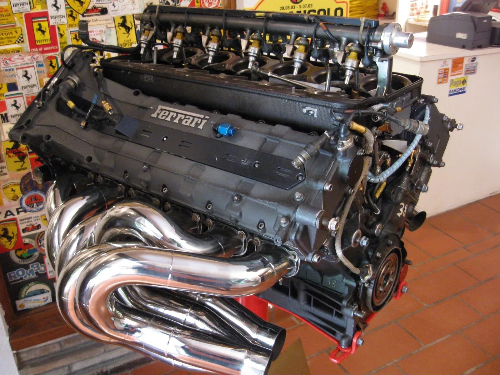 12 двиг. V12 f1. Ferrari v12 engine. Ferrari v12 engine f1. V12 двигатель f1.