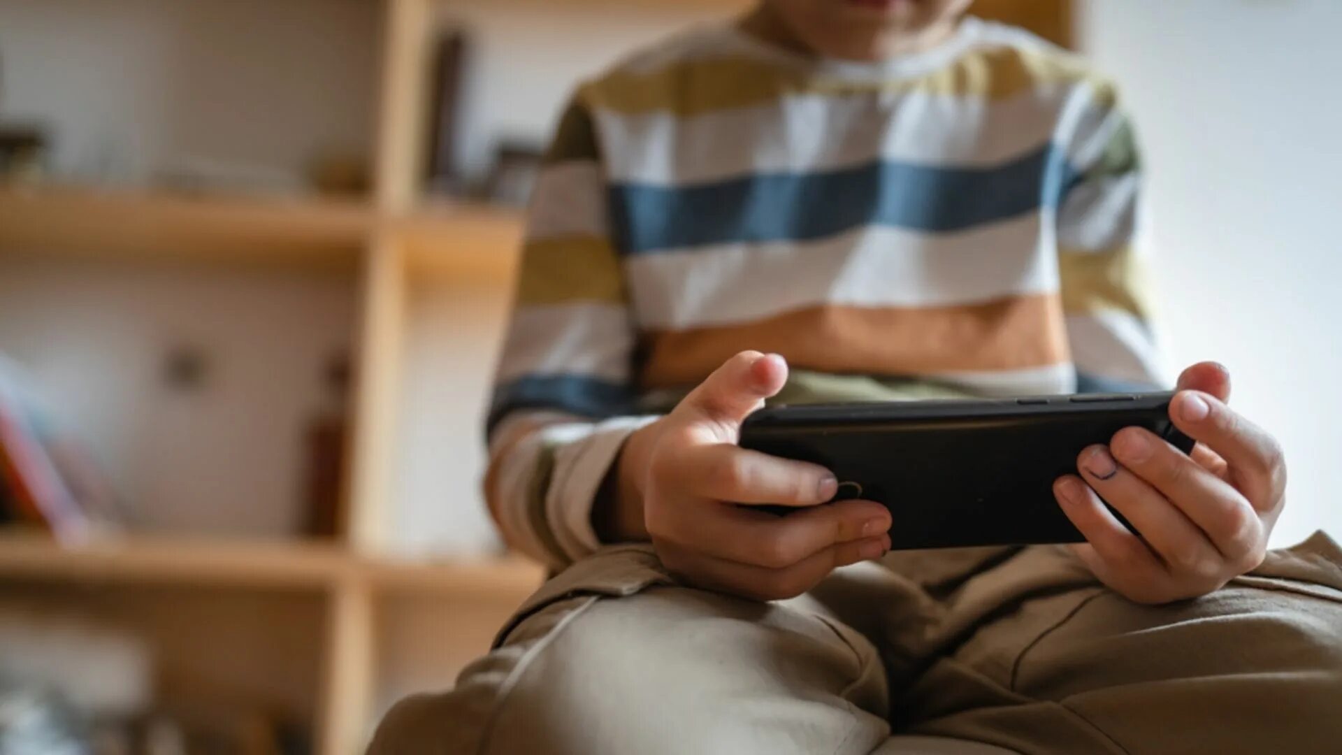 Қазақстанда 16 жасқа дейінгі балалардың онлайн-платформаларда тіркелуіне тыйым салынбақ