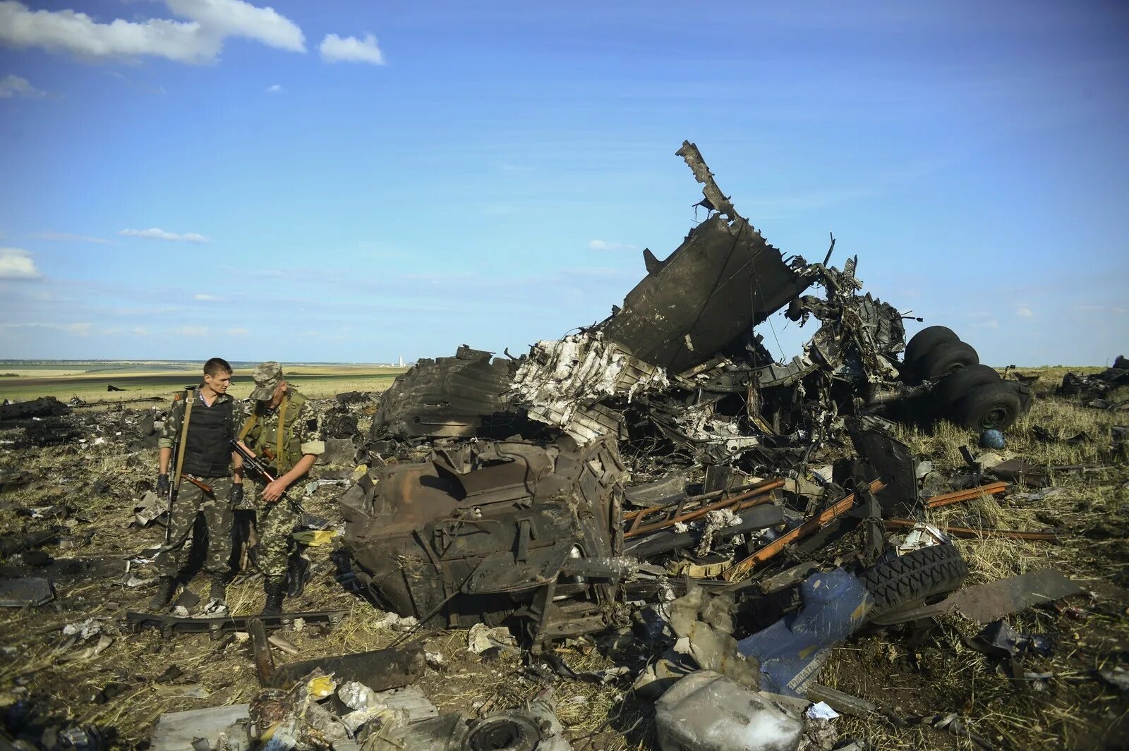 Крушение военно транспортного самолета. Катастрофа ил-76 в Луганске. Луганский аэропорт сбитый ил-76. Катастрофа ил-76 в Луганске фото.