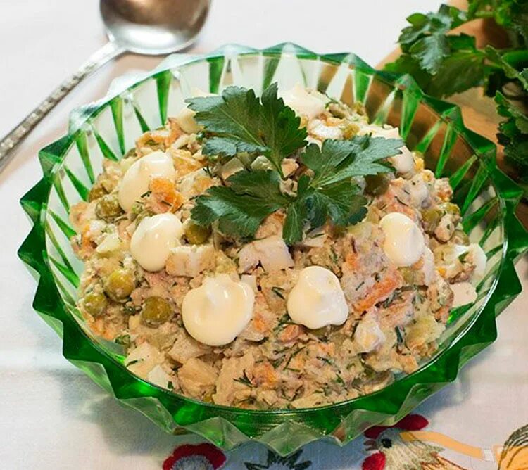 Индигриенты на мимозу. Салат с рыбой и картошкой. Салат с рыбой. Рыбный салат из консервов. Классические рыбные салаты рецепты с фото.