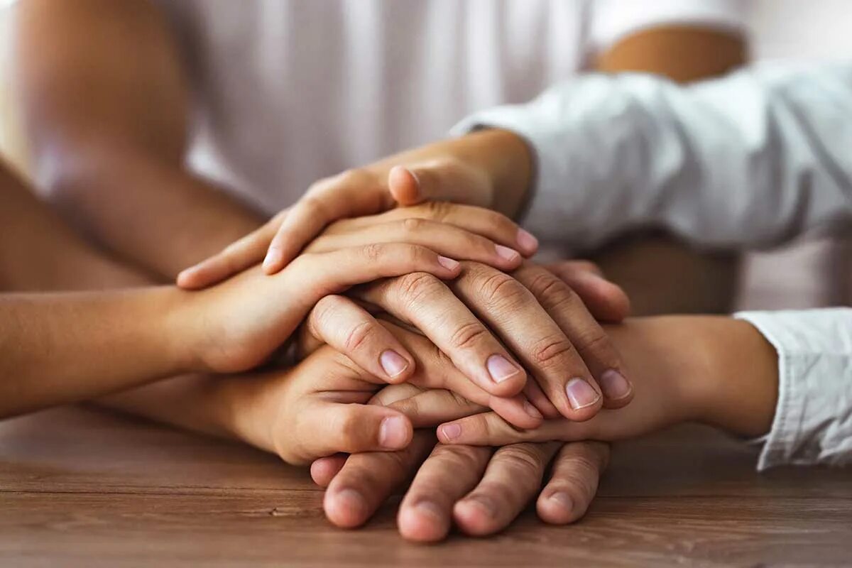 Вместе с семьей. Ладони семьи. Ладони вместе. Семья руки. Handed family