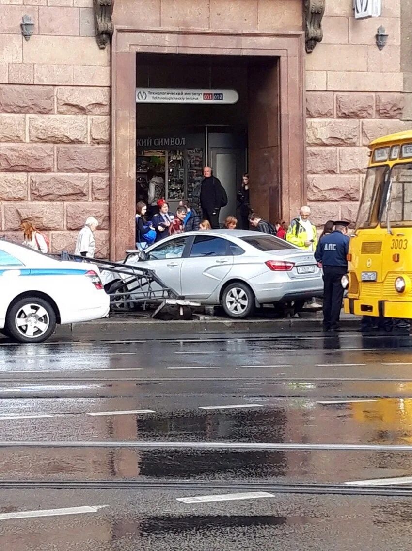 Мойка новости спб сегодня. Автомобиль вылетел на тротуар. Машина вылетела на тротуар. Новости СПБ. СПБ происшествия в Адмиралтейском районе.