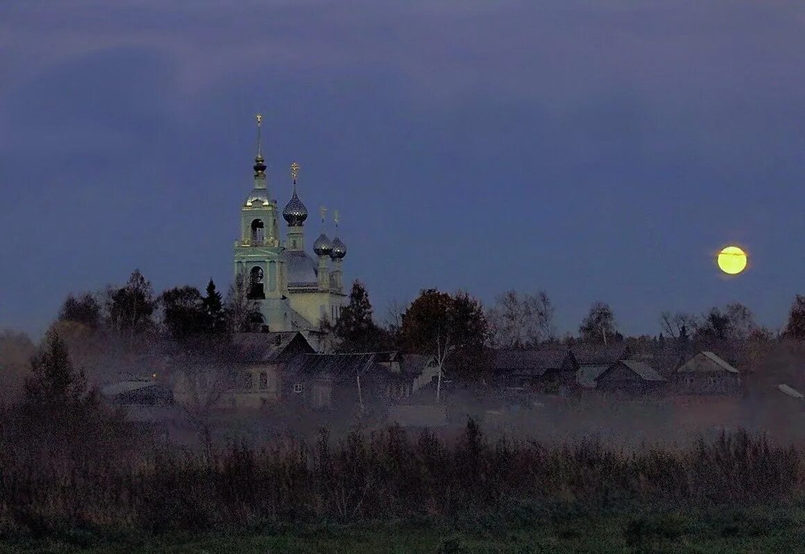 Ночь в деревне. Мрачный дом в деревне. Страшная деревня. В брошенном богом поселение старом ночью. В брошенном богом поселение старом ночью.
