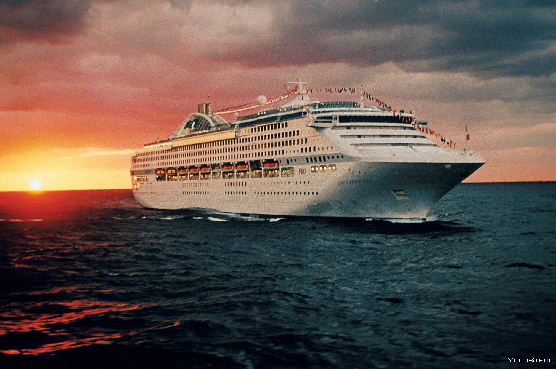 Белый лайнер. Принцесса теплоход во владивостоке. лайнер sea princess. dawn princess круизный лайнер. пароход в океане.