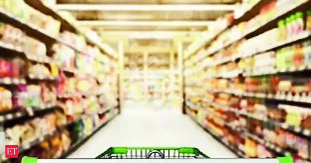 Женщина выбирает продукты. Сезонный товар в магазине. You can buy at the market. Семья в супермаркете. Мужчина в супермаркете.
