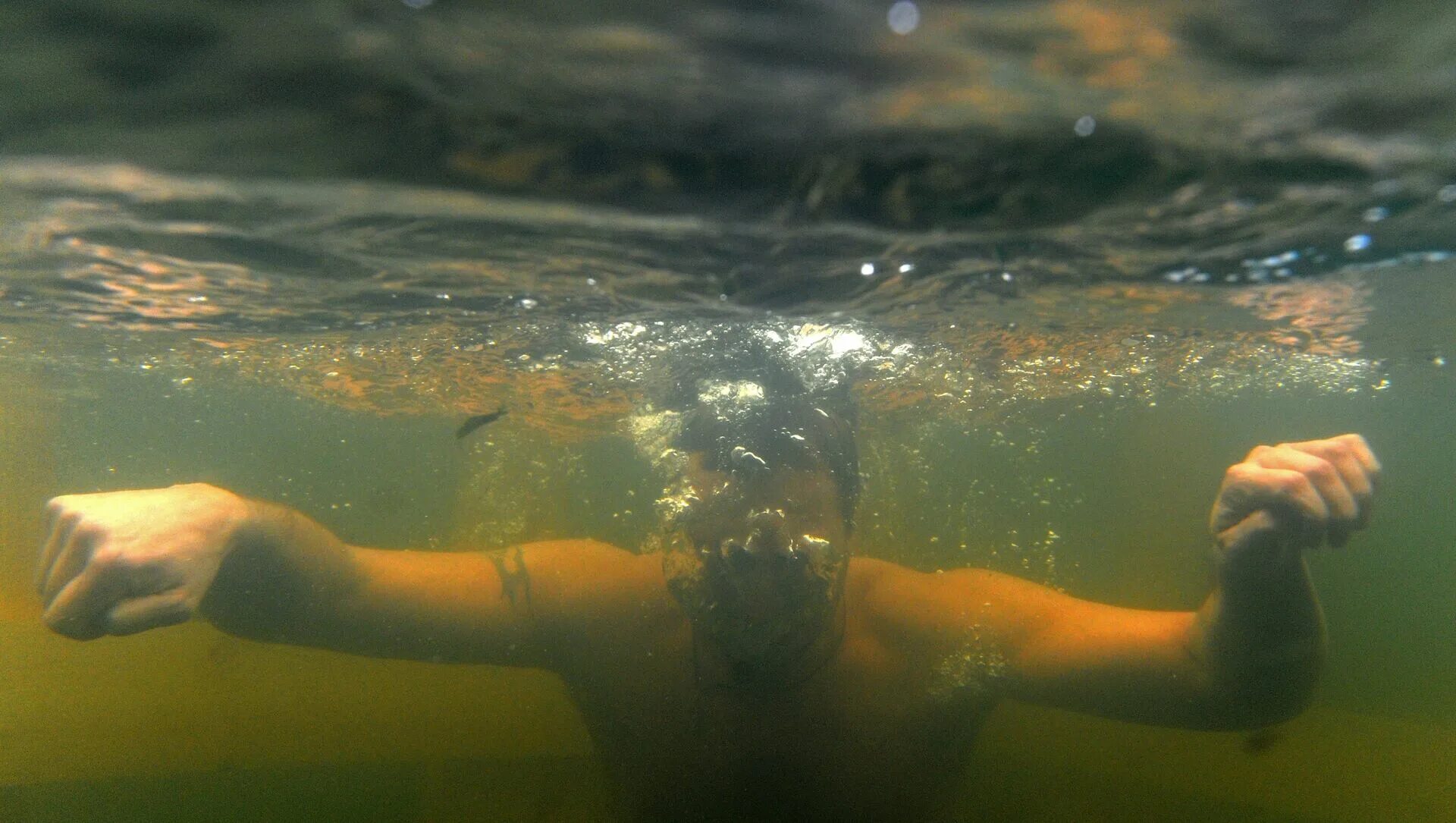 Плывут какое лицо. Тонущий человек. Человек тонет в воде. Вода и человек.