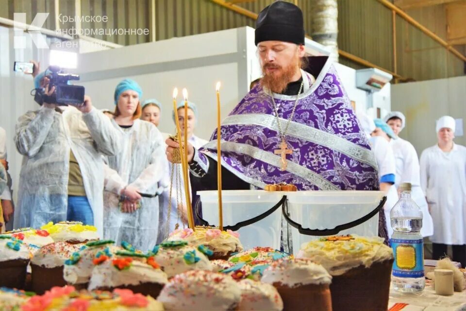 В какое время можно освятить. Освящение куличей на Пасху. Кулич «Пасхальный». Кулич Пасхальный Церковь. Кулич в церкви.