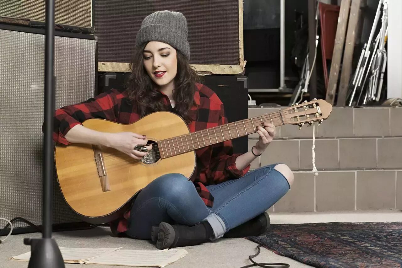 Вечер под гитару. Уроки игры на гитаре. Под гитару. Гитара во дворе. Под гитару дома.