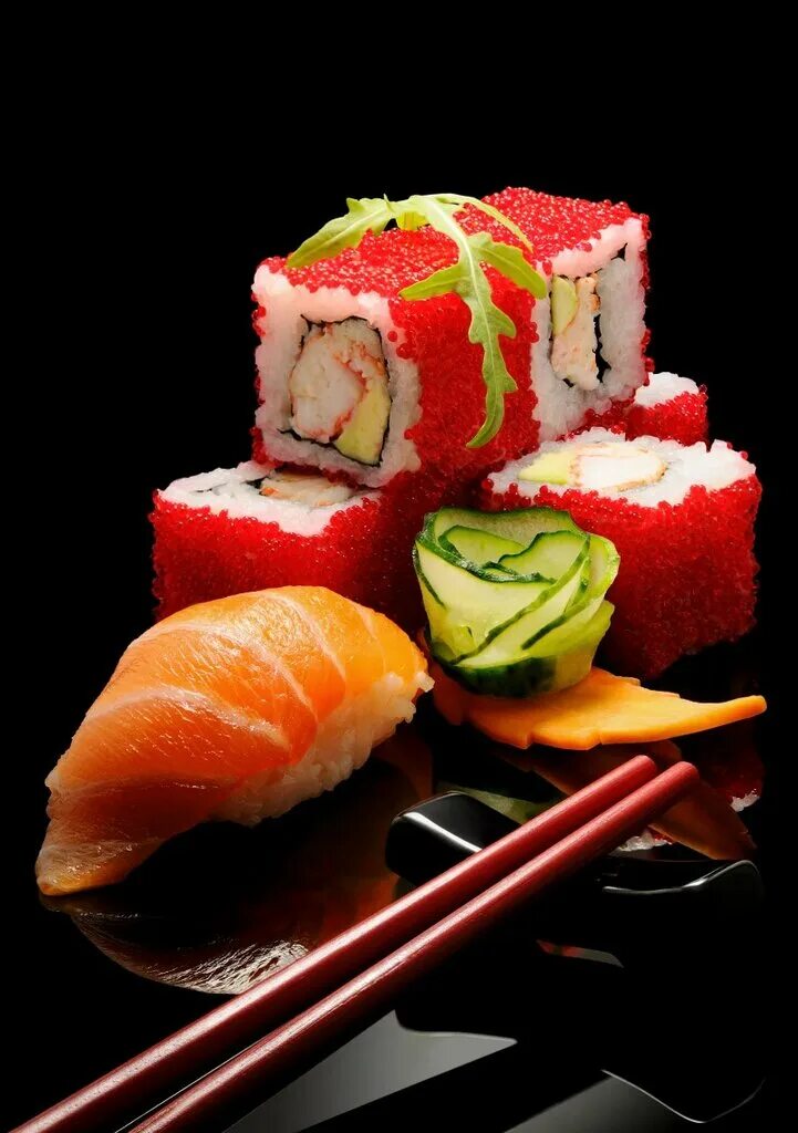 суши и роллы. япона матрена монастырская 12а. разноцветные роллы. летние роллы. фоткает роллы.