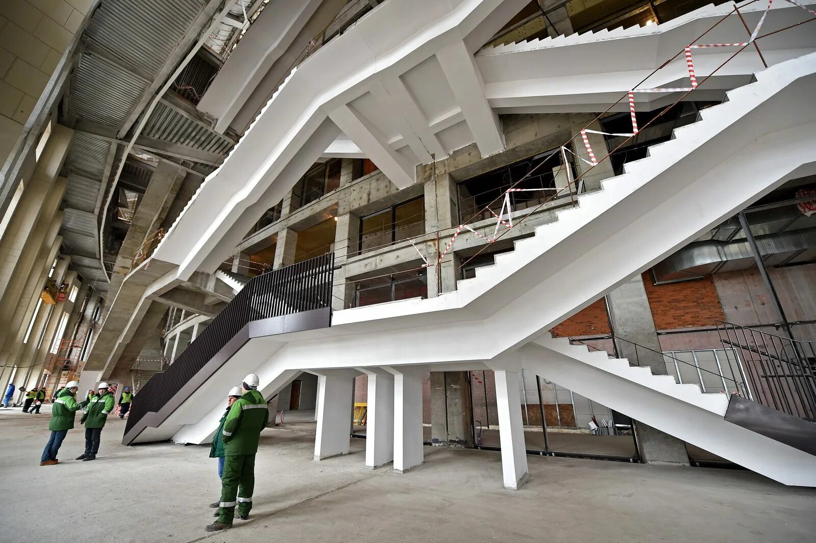 Стройка внутри здание. Здание-лотос в чанчжоу, китай. Сооружение внутри здания. Leeza soho заха хадид. Эскалатор в архитектуре.