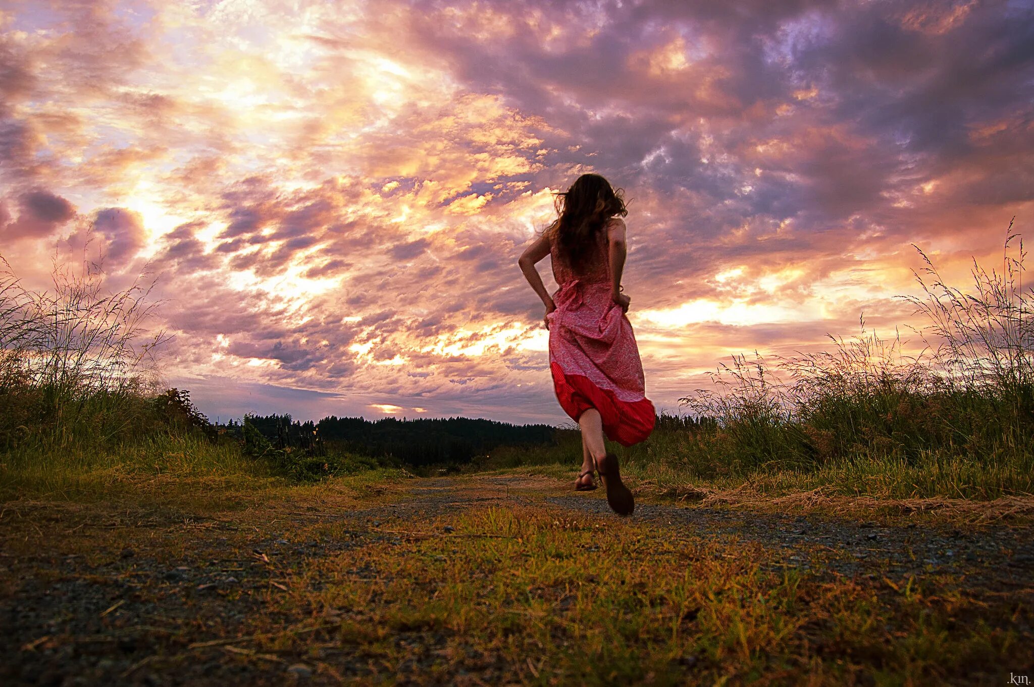 Девушка убегает. Девушка бежит в платье. Девушка убегает в поле. Девочка бежит.