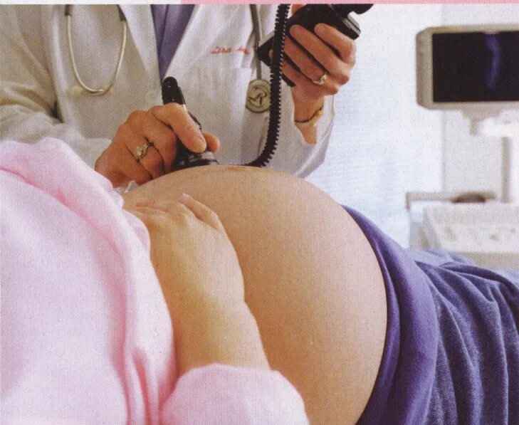 Исследование сердцебиения плода. КТГ при беременности. Что такое КТГ для беременных. Кардиотокография плода. Прослушивание плода.