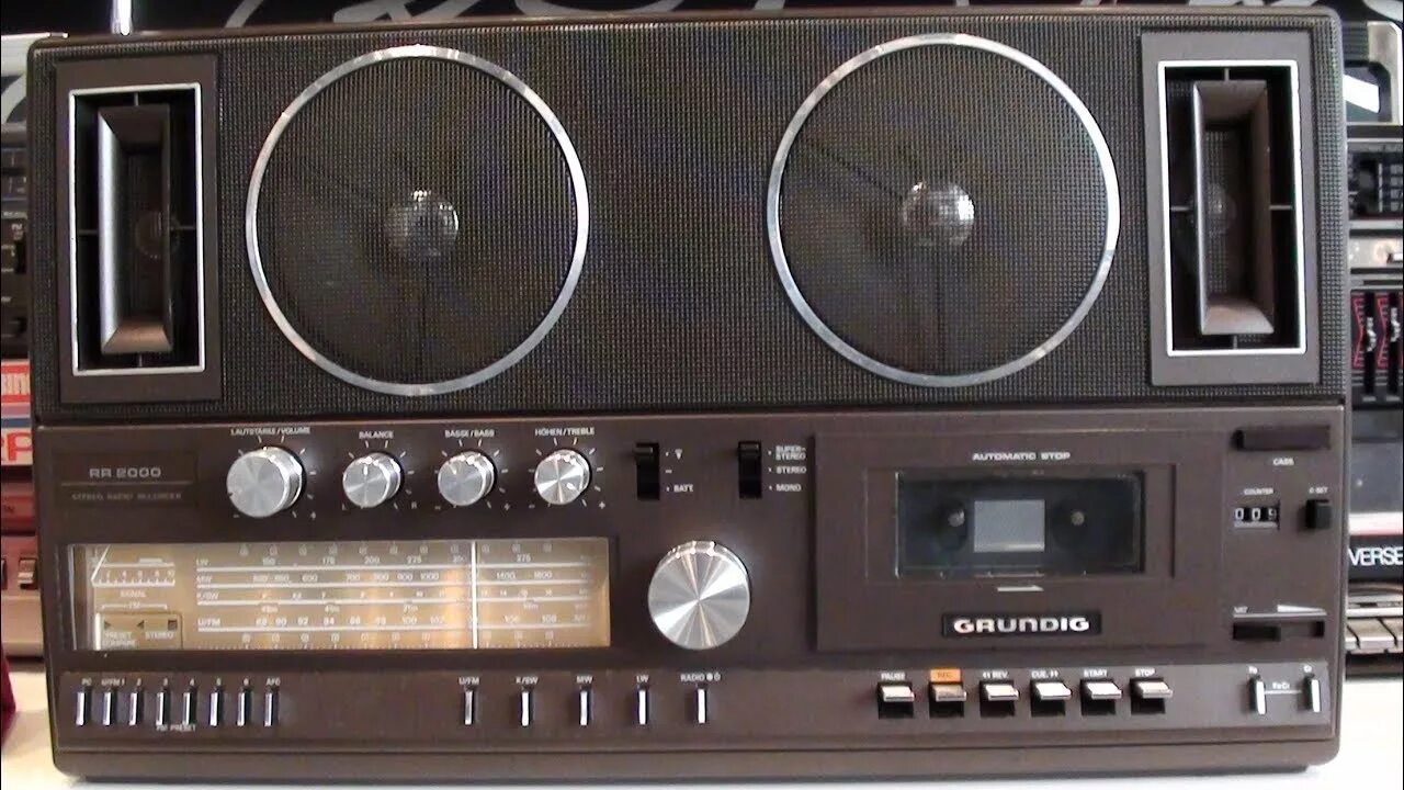 Grundig fry 6321 l. Магнитофон Грюндик кассетный. Грюндик 2000. Грюндик Сателлит 3000. Грюндиг магнитофон 80-х годов.