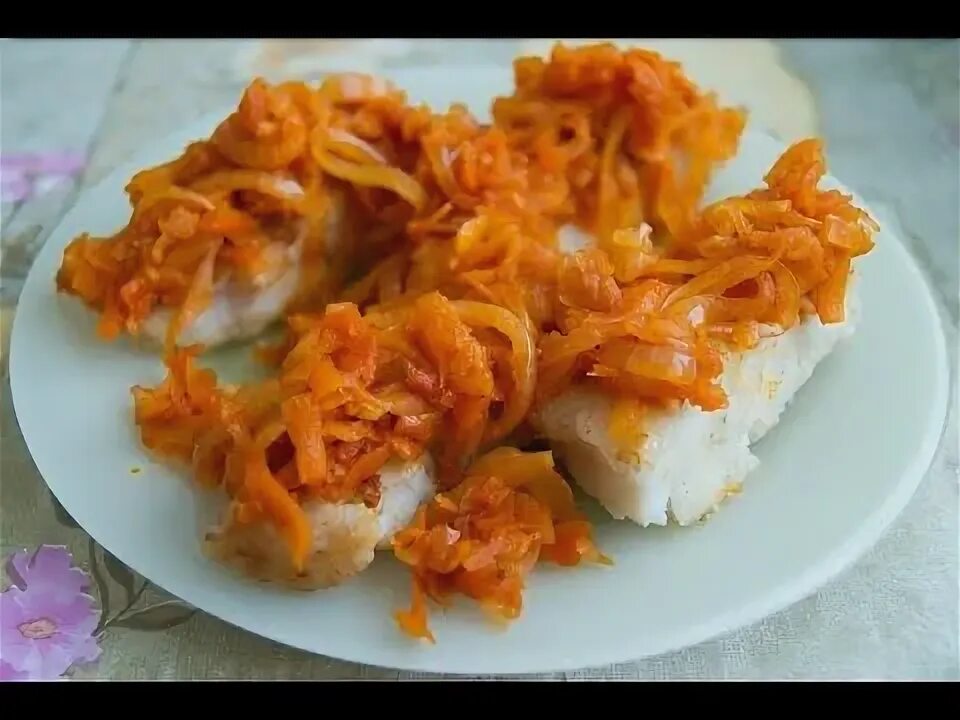 Минтай с морковью и луком. Филе минтая с морковью и луком. Рыба с морковью и луком. Минтай в духовке с морковью и луком. Филе минтая в моркови.