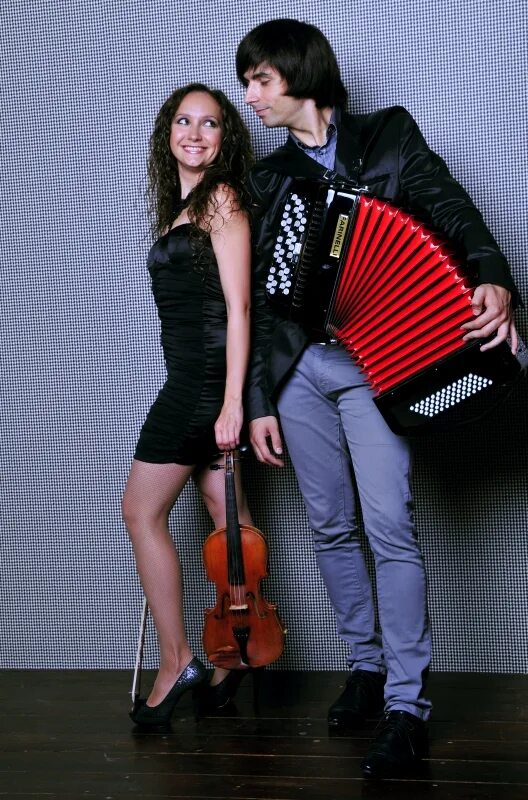 дуэт "шметтерлинг". вокальный дуэт. эстрадный костюм в народном стиле. дуэт это в музыке. название дуэта.