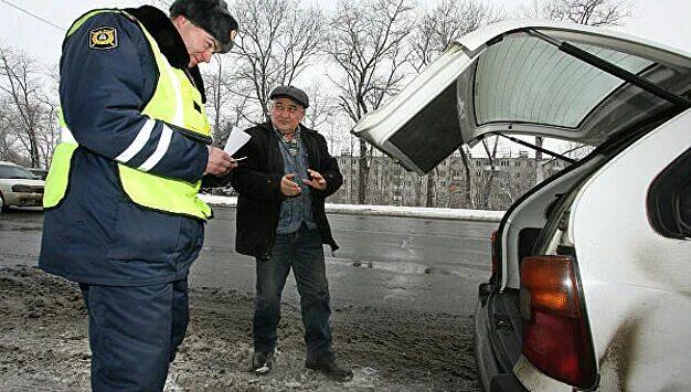 Досмотр гибдд. Досмотр автомобиля сотрудником ДПС. Гаишники обыскивают машины в СПБ. Сотрудники ДПС обыскивать дорогие авто. Водитель предоставьте автомобиль к досмотру.