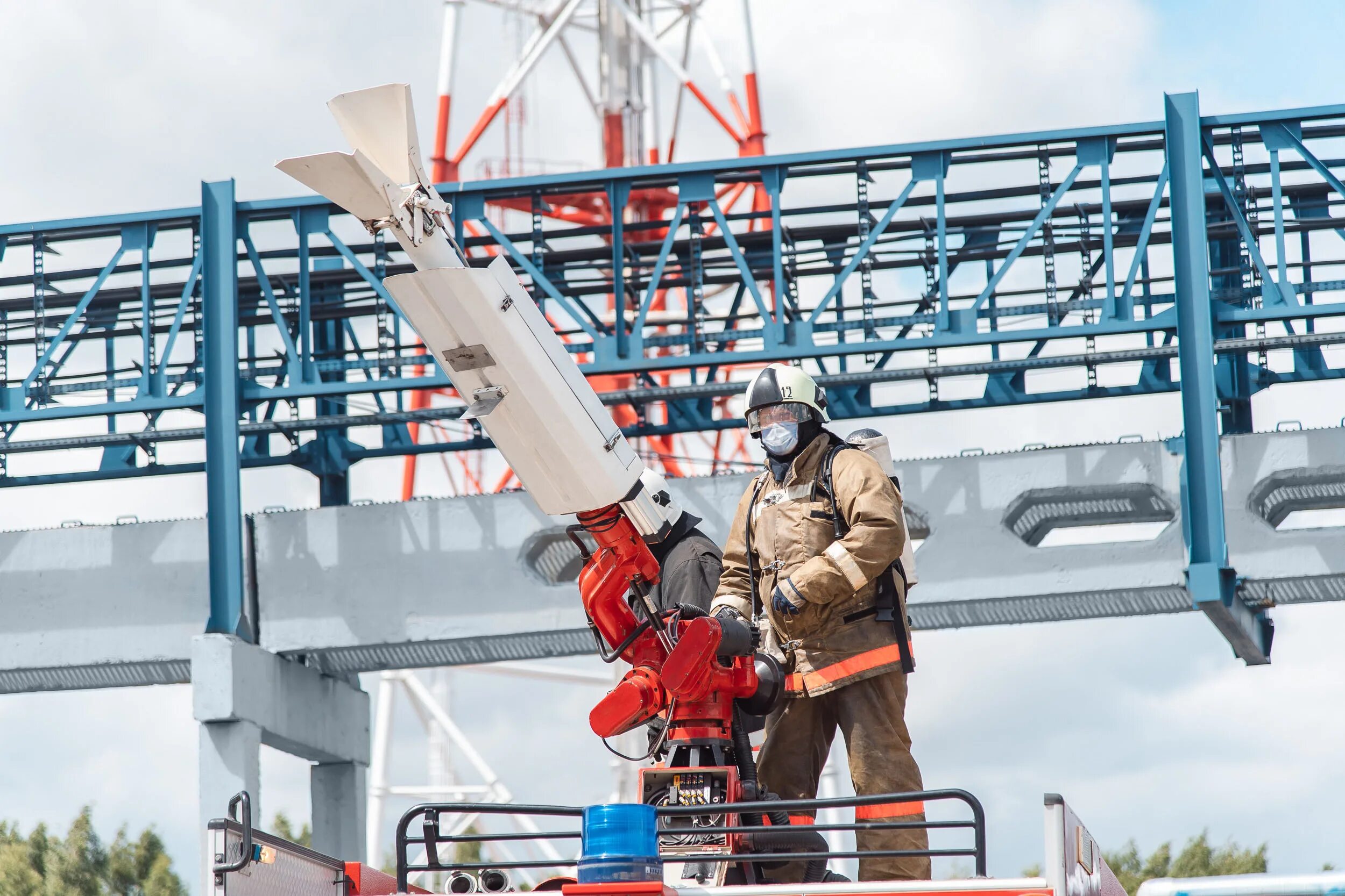 Тушение нефти и нефтепродуктов в резервуарах и резервуарных парках. Механический метод ликвидации разливов нефти. Организация и ведение аварийно-спасательных работ. Пожар на объекте. Ачинский нефтеперерабатывающий завод 15.