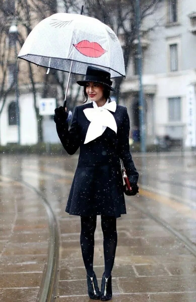 Elle rain. Стильный образ с зонтом. Элегантный образ с зонтом. Зонт прозрачный образы. Девушка в перчатках и с зонтом.