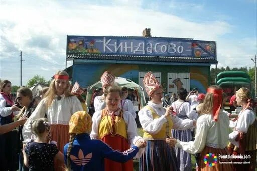 Киндасово праздник юмора. Деревня киндасово карелия. Киндасово. Киндасово памятник рукавице. Д киндасово.