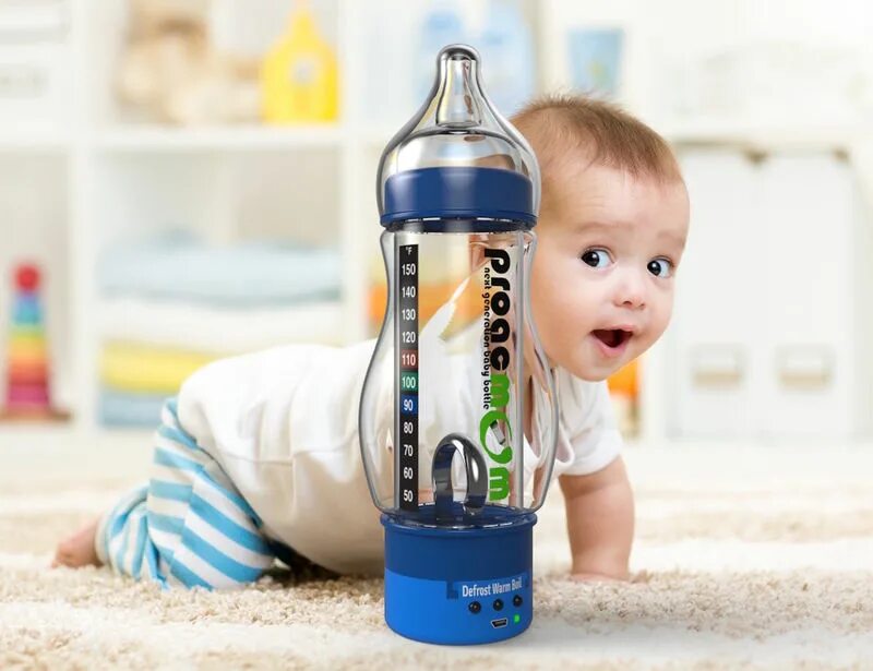 Бутылочка сын. Детские бутылочки. Малыш с бутылочкой. Бутылка для малышей. Ребенок и бутылка со смесью.