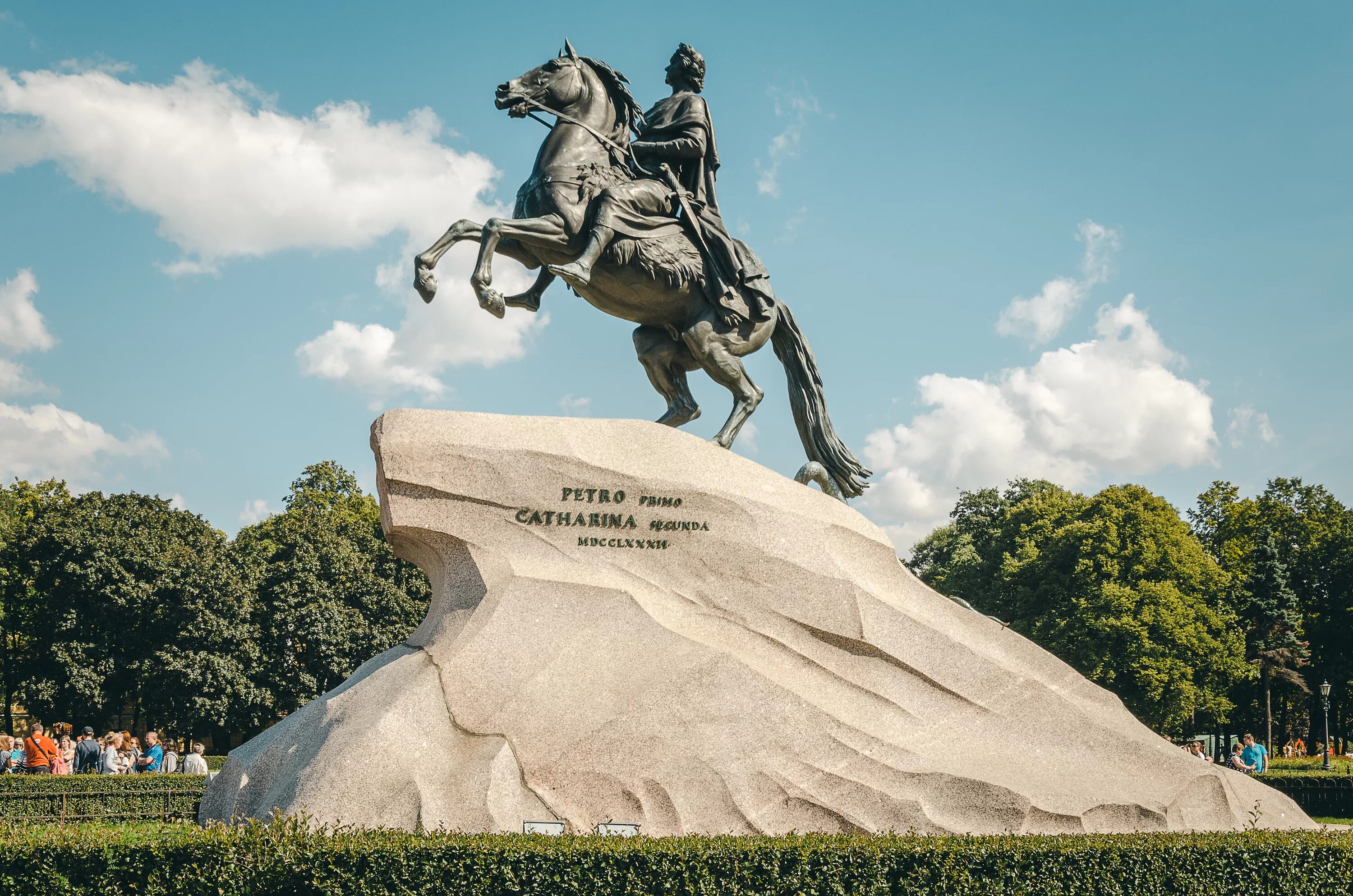 Памятник медному всаднику питер. Памятник Петру 1 в Санкт-Петербурге медный всадник. Памятник Петру медный всадник. Скульптура Фальконе медный всадник.