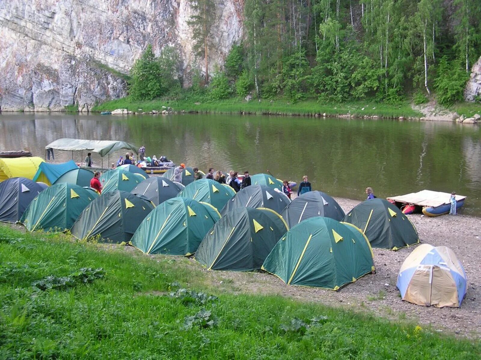 Tourist camping. Палаточный лагерь река Чусовая. Река Чусовая сплав. Кемпинг Чусовая. Река Чусовая кемпинг.